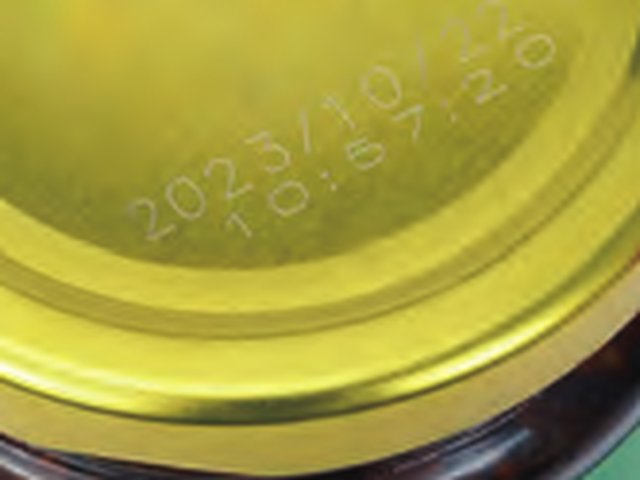 Fibre laser code on a gold metal lid